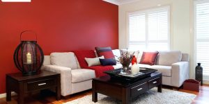 Sơn tường màu đỏ đi kèm ghế sofa màu trắng