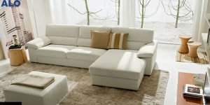 Sử dụng ghế sofa có tay vịn nhằm đảm bảo an toàn cho bé